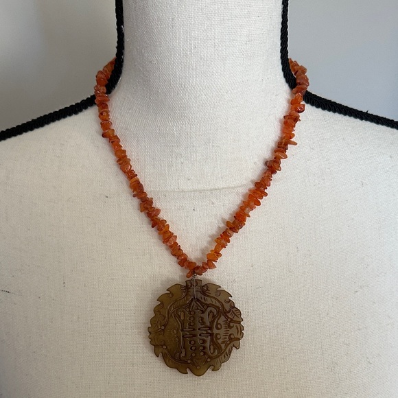 unknown Jewelry - Amber Beaded Necklace with Artistic Pendant